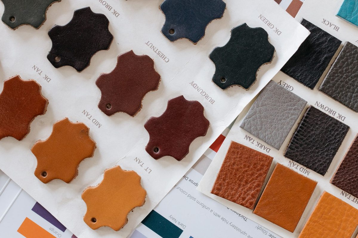 Cartela de cores de couro com amostras em diversos tons
